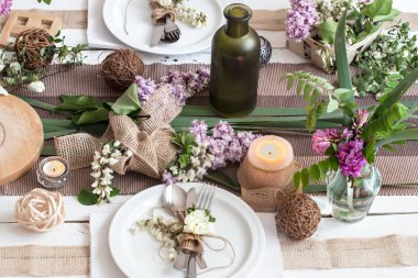 Tatil için güzel zarif dekore edilmiş masa - düğün veya val