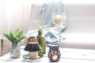 Beyaz masada şişeler ile güzel yanan mumlar