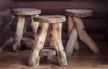 Verandada el yapımı ahşap sandalyeler.
