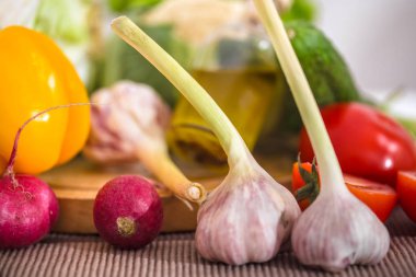 Masada taze organik sebzeler yakın çekim