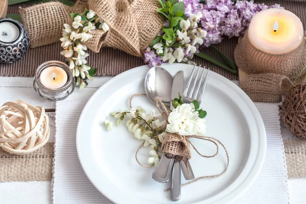 Magnifiquement élégante table décorée pour les vacances - mariage ou val — Photo