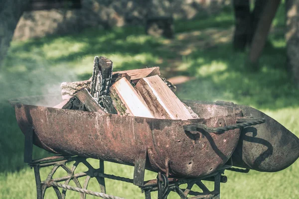 Vuur, vlammen van hout Ember voor grill of BBQ picknick, rook en f — Stockfoto