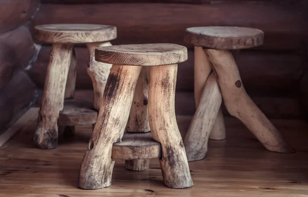 Деревянные стулья ручной работы на веранде . — стоковое фото