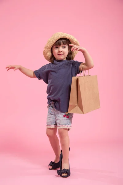 Graciosa niña es una fashionista en los zapatos de la madre — Foto de Stock