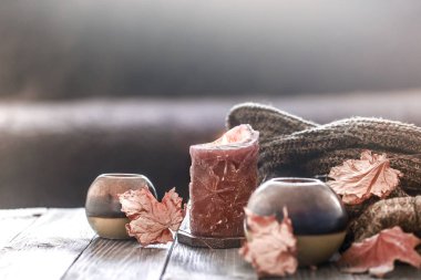 Yatakta natürmort sahnesinde rahat sonbahar sabah kahvaltısı. Buğulama fincanı sıcak kahve, pencerenin yanında duran çay. Sonbahar.