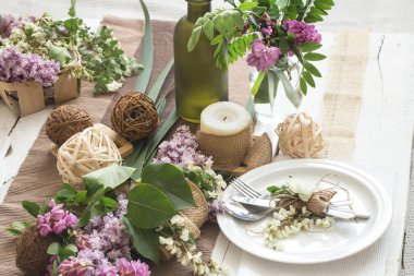 Modern çatal-bıçak, yay, cam, mum ve hediye ile tatil-düğün veya Sevgililer günü için güzel zarif dekore edilmiş tablo