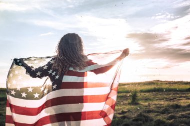 Koşma ve atlama ile Kollarını açarak ove kaygısız mutlu kız