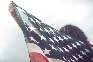 Koşma ve atlama ile Kollarını açarak ove kaygısız mutlu kız