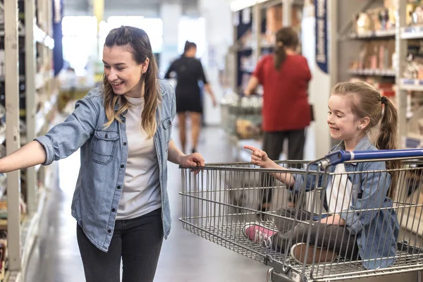 Mãe e filha de compras em supermercado escolher produtos — Fotografia de Stock
