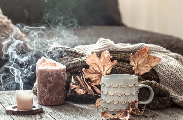 Cozy őszi reggel reggeli ágyban még élet jelenetet. Gőzölgő csésze forró kávé, tea áll az ablak közelében. Esik. — Stock Fotó