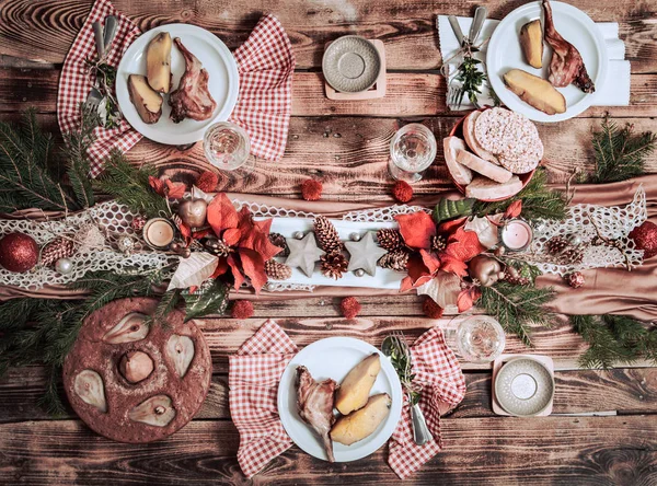 Flat-lay de amigos manos comiendo y bebiendo juntos. Vista superior de la gente teniendo fiesta, reuniéndose, celebrando juntos en la mesa rústica de madera — Foto de Stock