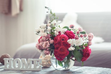 Bir yazıt ev ve çiçek bir vazo ile natürmort