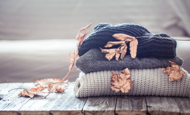 Ahşap bir masa üzerinde örme kazak yığını