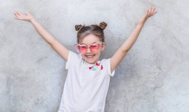 Gri dokulu arka planda neşeli küçük kızlar. Dış mekan portörü