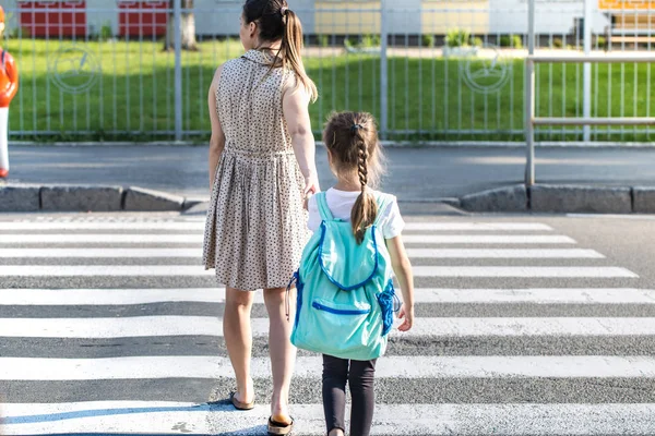 Regreso al concepto de educación escolar con niñas, semental elemental —  Fotos de Stock