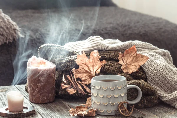 Petit déjeuner confortable matin d'automne au lit nature morte scène. Vapeur — Photo