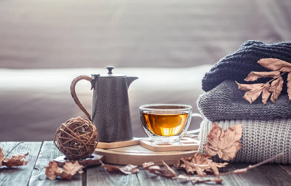 Уютная осень натюрморт с чашкой чая — стоковое фото