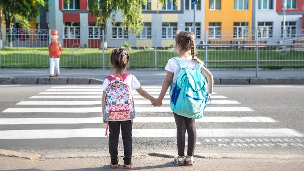 Regreso al concepto de educación escolar con niñas, semental elemental —  Fotos de Stock