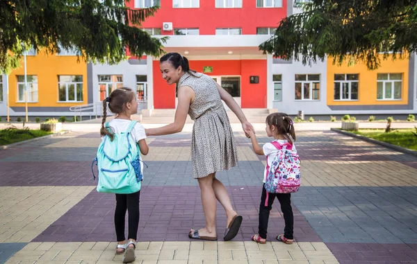 De volta ao conceito de educação escolar com garotas, garanhão elementar — Fotografia de Stock