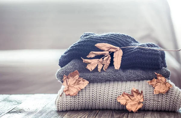 Pila di maglioni lavorati a maglia su un tavolo di legno — Foto Stock