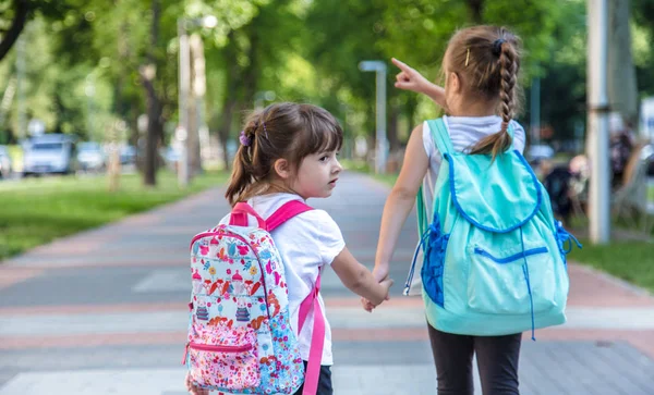 Επιστροφή στο σχολείο εκπαίδευση ιδέα με τα κορίτσια παιδιά, βασικό επιβήτορα — Φωτογραφία Αρχείου