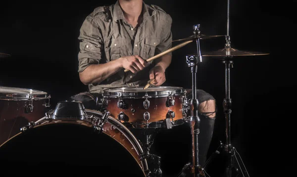Baterista profissional tocando no tambor definido no palco no preto b — Fotografia de Stock