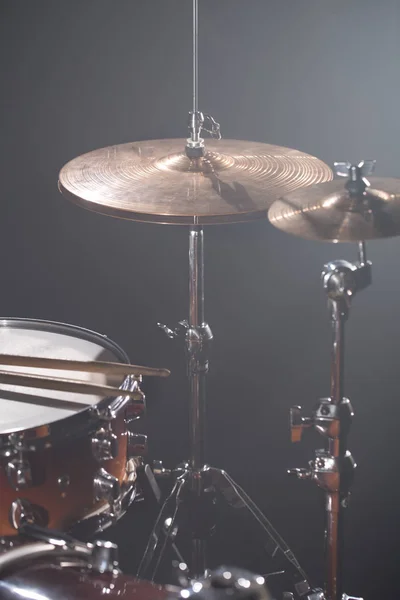 Close-up Schlagzeug-Set in einem dunklen Raum vor dem Hintergrund der spo — Stockfoto
