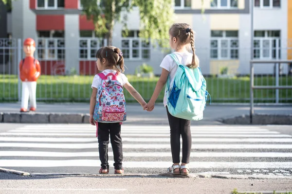 Powrót do koncepcji edukacji szkolnej z dziewczynką dla dzieci, elementarne stadniny — Zdjęcie stockowe