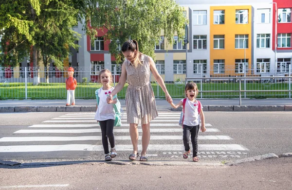 Kız çocuklarla okul eğitim konsepti geri, İlköğretim Stud — Stok fotoğraf