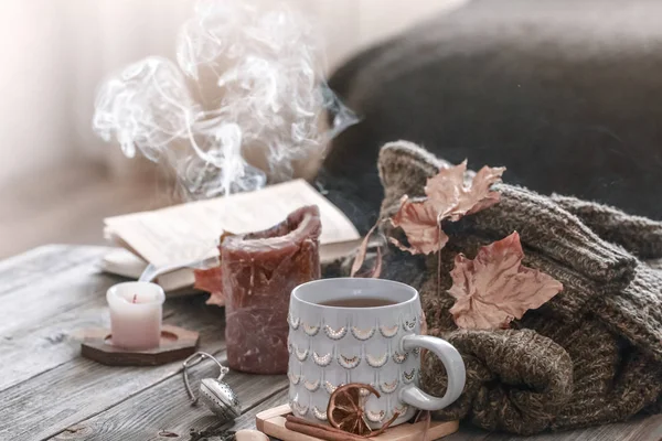 Gezellige herfst ochtend ontbijt in bed stilleven scène. Stomen — Stockfoto