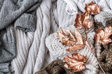 Yatakta natürmort sahnesinde rahat sonbahar sabah kahvaltısı. Buharda 