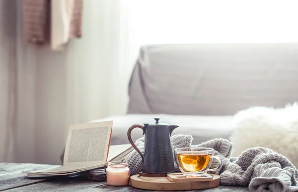 Outono acolhedor ainda vida com uma xícara de chá — Fotografia de Stock