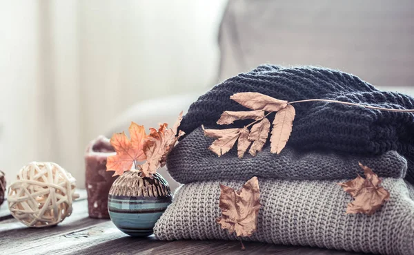 Stack av stickade tröjor på ett träbord — Stockfoto
