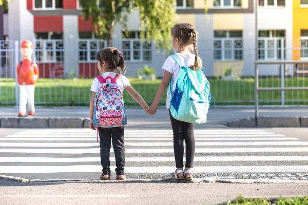 Vissza az iskolai oktatáshoz koncepció lány gyerekek, elemi Stud — Stock Fotó