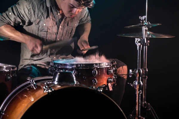 Músico tocando bateria com salpicos, fundo preto com beau — Fotografia de Stock