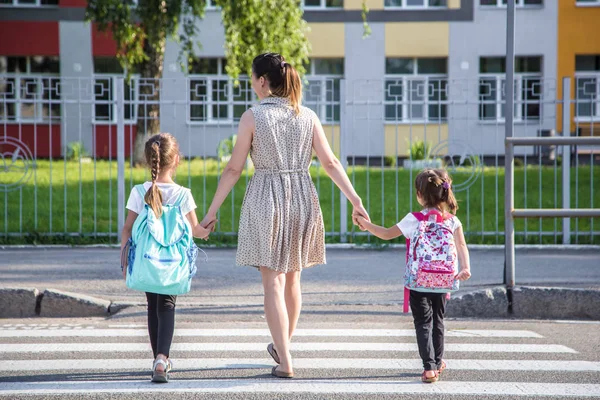 De volta ao conceito de educação escolar com garotas, garanhão elementar — Fotografia de Stock