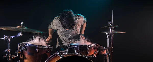 Músico tocando tambores con salpicaduras, fondo negro con beau — Foto de Stock