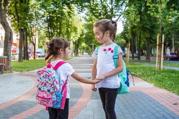 De volta ao conceito de educação escolar com garotas, garanhão elementar — Fotografia de Stock