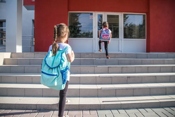 Επιστροφή στο σχολείο εκπαίδευση ιδέα με τα κορίτσια παιδιά, βασικό επιβήτορα — Φωτογραφία Αρχείου