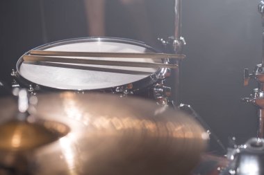 Close-up Drum spo fon karşı karanlık bir odada ayarlayın