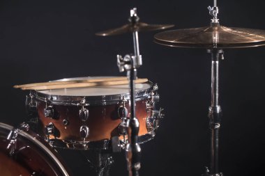 Close-up Drum spo fon karşı karanlık bir odada ayarlayın
