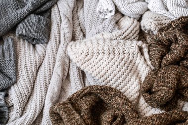 Yatakta natürmort sahnesinde rahat sonbahar sabah kahvaltısı. Buharda 