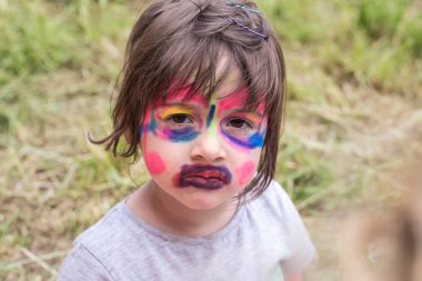 kaplan gibi yüz sanat boyama ile gülümseyen kız, küçük erkek makin