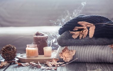 Mumlar ve bir kazak ile rahat sonbahar natürmort