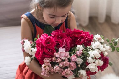 Gül bir buket ile küçük güzel kız