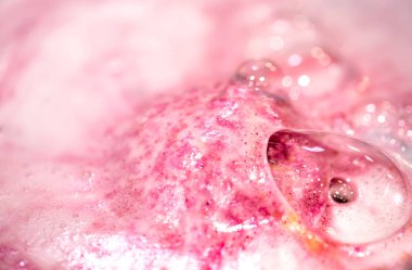 Aydınlık banyo bombası suda çözünür .