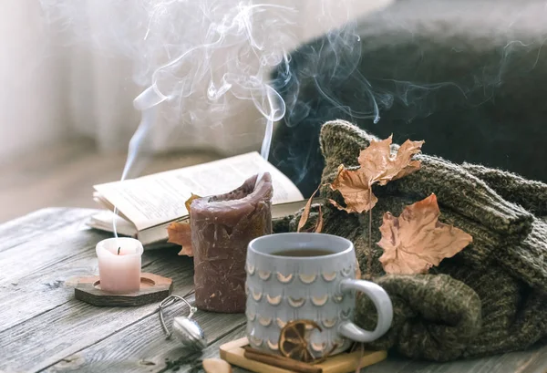 Aconchegante café da manhã de outono na cama ainda cena da vida. Vapor — Fotografia de Stock