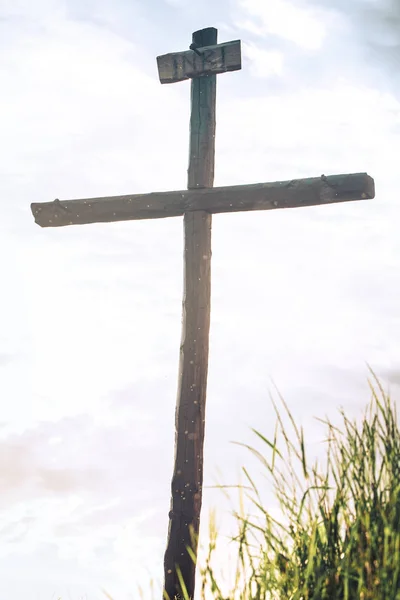 Vieja cruz de madera en el camino del campo, cielo azul . — Foto de Stock