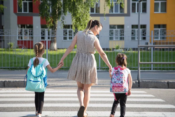 소녀 아이, 초등학교 스터드와 함께 학교 교육 개념으로 돌아가기 — 스톡 사진