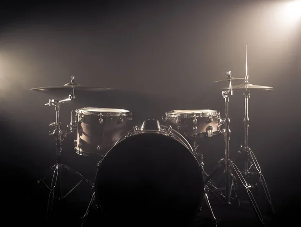 Schlagzeug auf einer Bühne vor dunklem Hintergrund. Schlagzeug-Set auf sta — Stockfoto